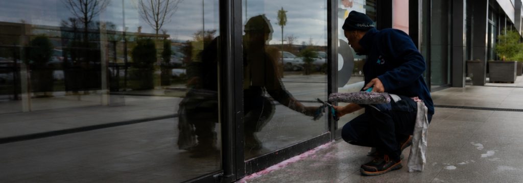 Lavage de vitres : 5 fausses croyances qui gâchent le résultat
